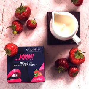 Kissable-massage-candle-with-strawberry-flavor